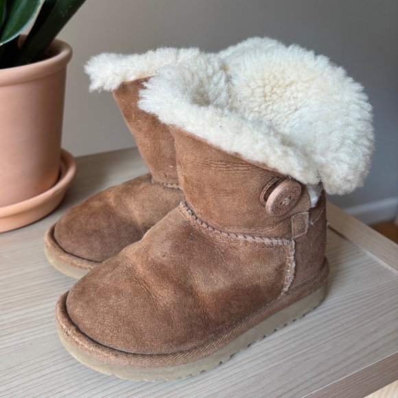 UGG toddler Bailey button boots sherpa lined size 9 - Picture 1 of 8